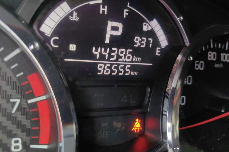 Used Suzuki Jimny 2015 1.3 AT Mode3 Navigation Edition Odometer Close Up