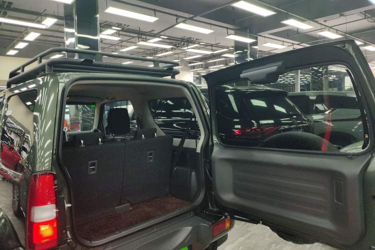 Used Suzuki Jimny 2015 1.3L AT JLX Navigation Edition Trunk