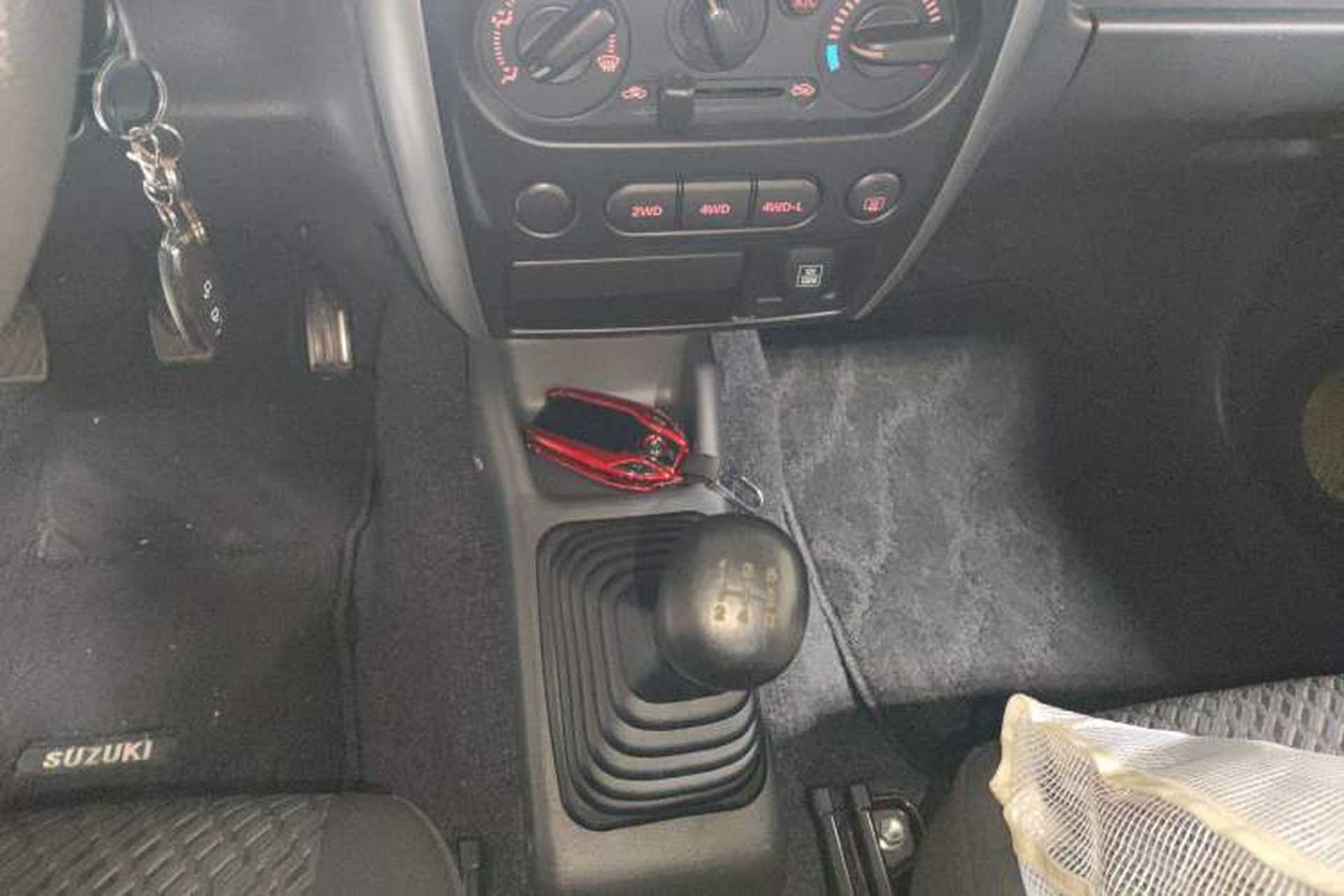 Used Suzuki Jimny 2015 1.3 MT JLX Gear Lever