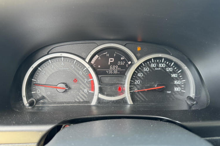 Used Suzuki Jimny 2015 1.3 AT JLX Odometer Close Up