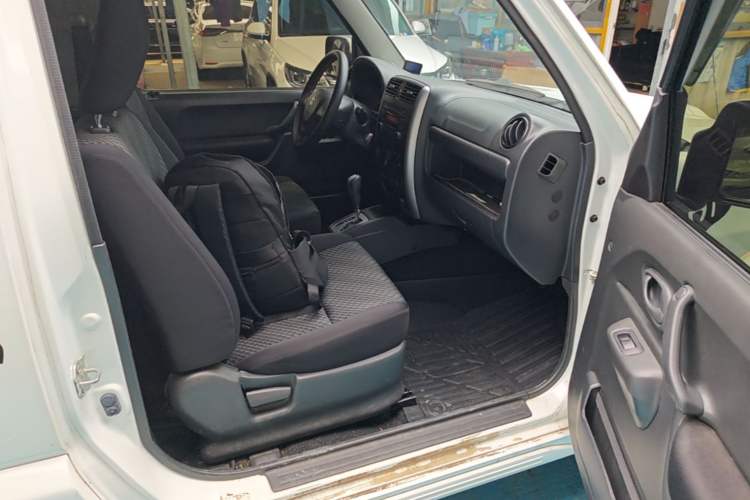 Used Suzuki Jimny 2015 1.3 AT JLX Right Front Seat