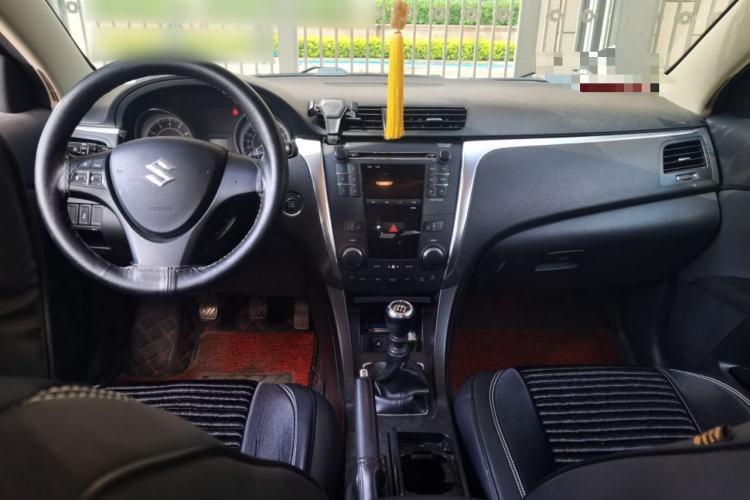 Used Suzuki Kizashi 2010 2.4L Two-Wheel Drive Standard Edition Center Console