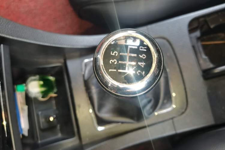 Used Suzuki Kizashi 2010 2.4L Two-Wheel Drive Standard Edition Gear Lever