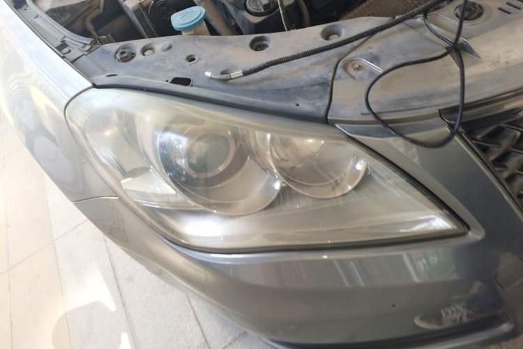 Used Suzuki Kizashi 2010 2.4L Two-Wheel Drive Standard Edition Right Front Headlight