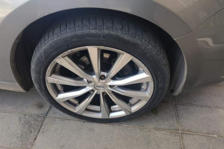 Used Suzuki Kizashi 2010 2.4L Two-Wheel Drive Standard Edition Right Front Wheel Hub