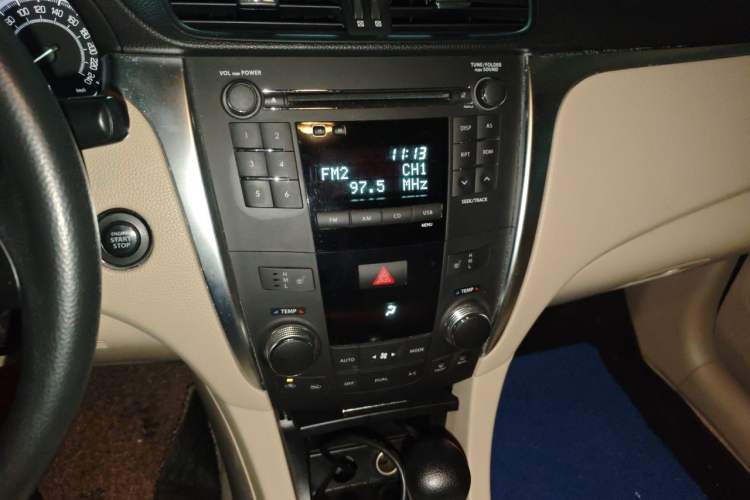 Used Suzuki Kizashi 2011 2.4L Two-Wheel Drive CVT Standard Edition Audio And AC Panel