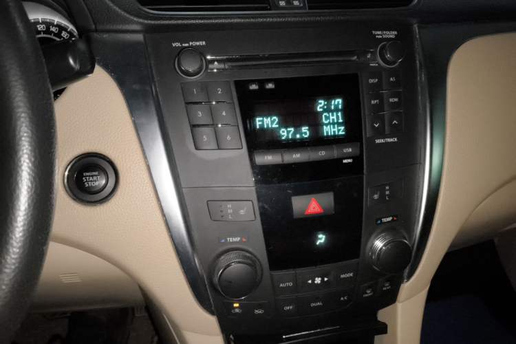 Used Suzuki Kizashi 2011 2.4L Two-Wheel Drive CVT Standard Edition Audio And AC Panel