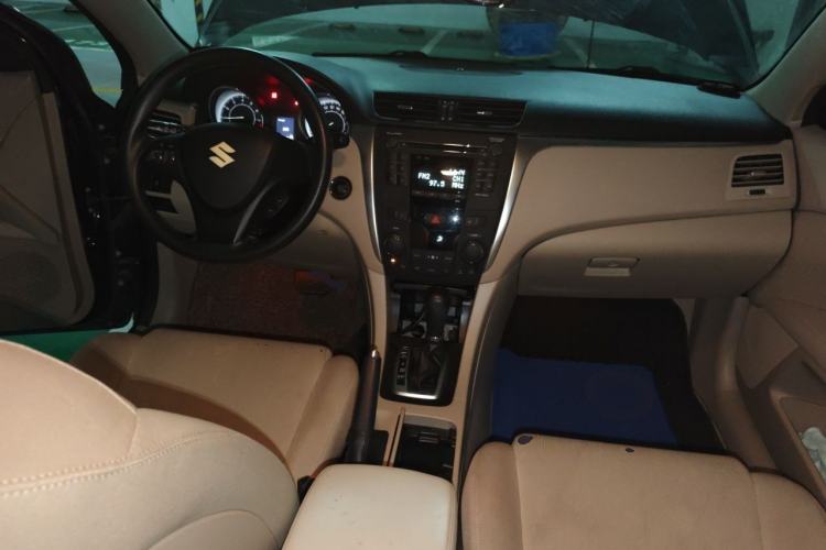 Used Suzuki Kizashi 2011 2.4L Two-Wheel Drive CVT Standard Edition Center Console