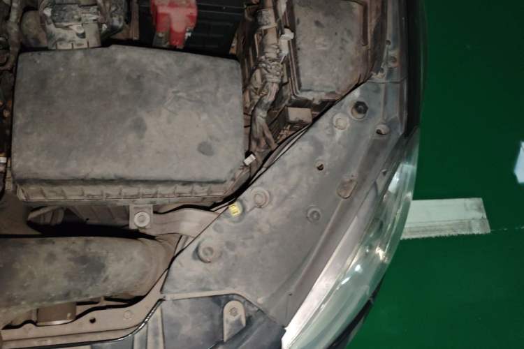 Used Suzuki Kizashi 2011 2.4L Two-Wheel Drive CVT Standard Edition Engine Bay Left