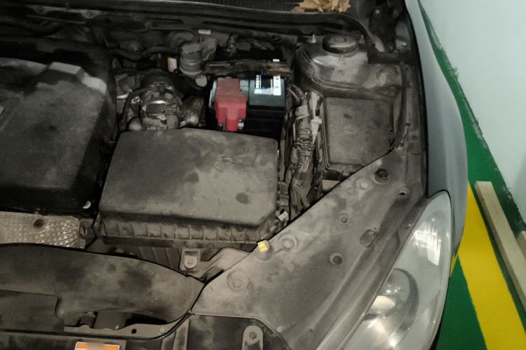 Used Suzuki Kizashi 2011 2.4L Two-Wheel Drive CVT Standard Edition Engine Bay Left