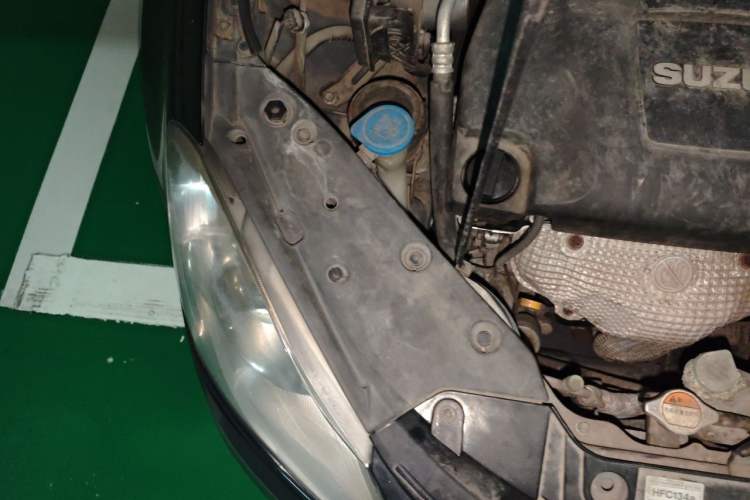 Used Suzuki Kizashi 2011 2.4L Two-Wheel Drive CVT Standard Edition Engine Bay Right