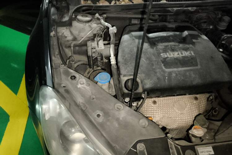 Used Suzuki Kizashi 2011 2.4L Two-Wheel Drive CVT Standard Edition Engine Bay Right