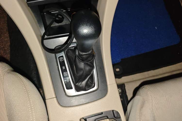 Used Suzuki Kizashi 2011 2.4L Two-Wheel Drive CVT Standard Edition Gear Lever