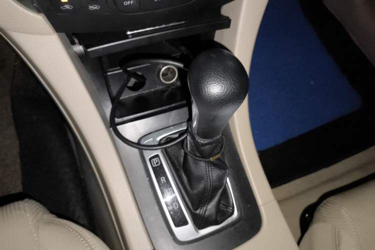 Used Suzuki Kizashi 2011 2.4L Two-Wheel Drive CVT Standard Edition Gear Lever