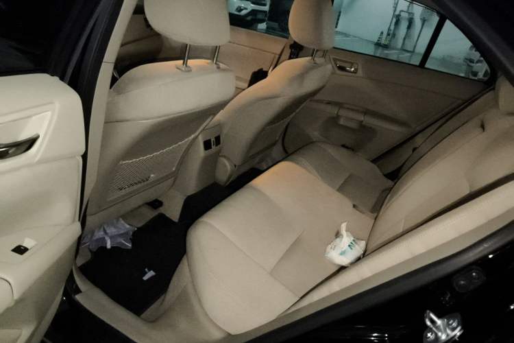 Used Suzuki Kizashi 2011 2.4L Two-Wheel Drive CVT Standard Edition Left Rear Seat
