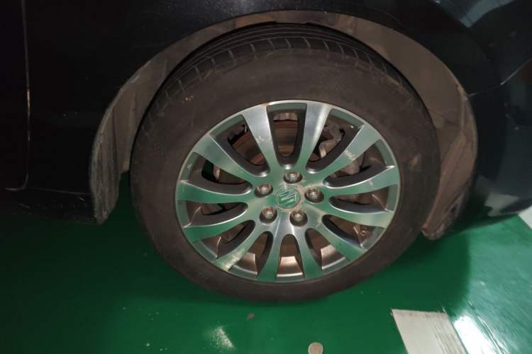 Used Suzuki Kizashi 2011 2.4L Two-Wheel Drive CVT Standard Edition Right Front Wheel Hub