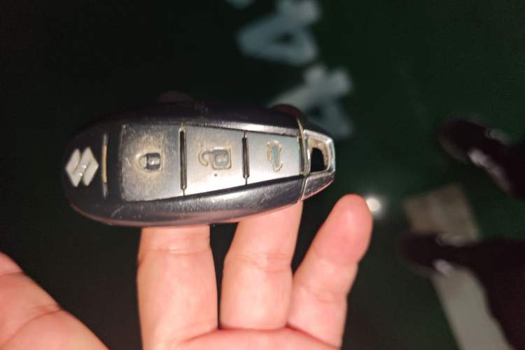 Used Suzuki Kizashi 2011 2.4L Two-Wheel Drive CVT Standard Edition Vehicle Key