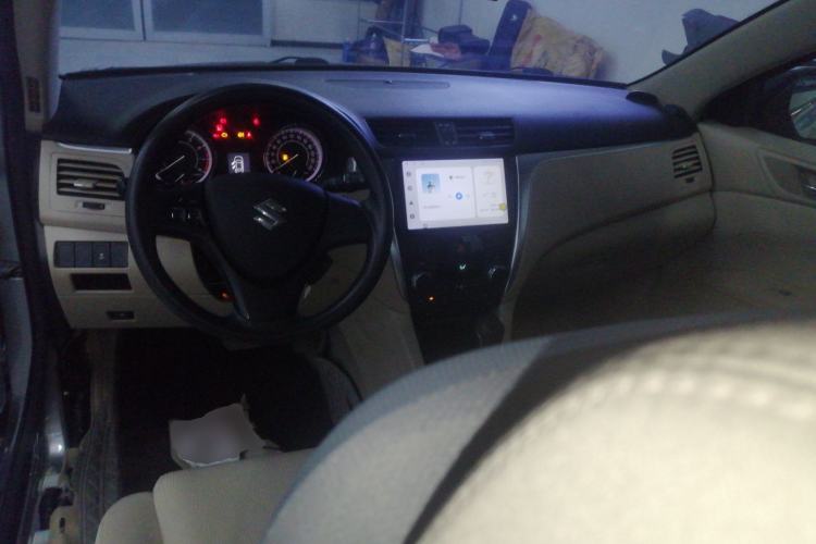 Used Suzuki Kizashi 2011 2.4L Two-Wheel Drive CVT Standard Edition Center Console