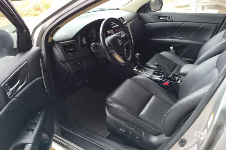 Used Suzuki Kizashi 2011 2.4L Two-Wheel Drive Sport with Navigation Driver Seat