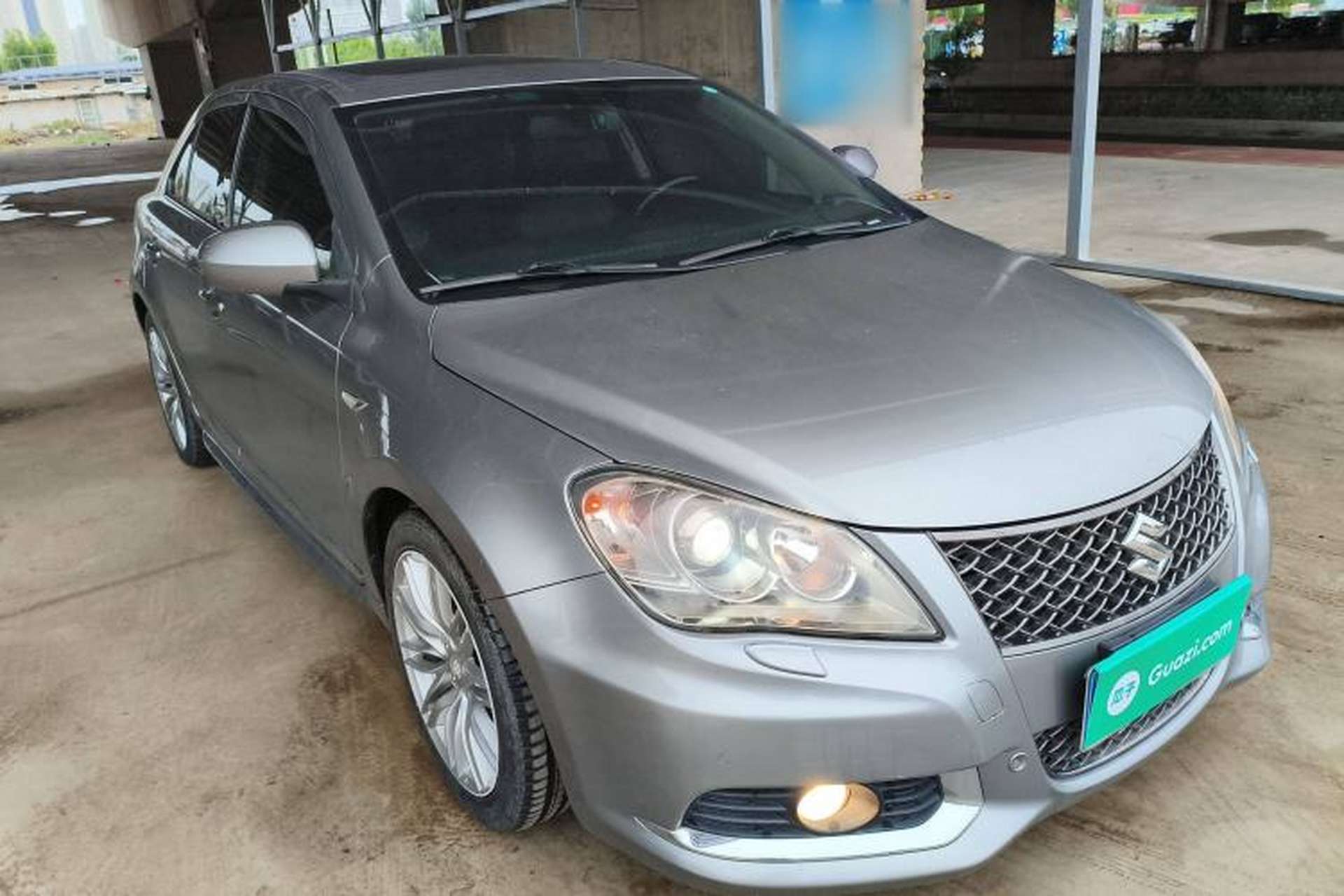 Used Suzuki Kizashi 2011 2.4L Two-Wheel Drive Sport with Navigation Front Right 45 Deg