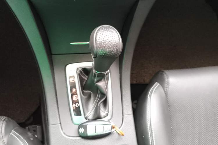Used Suzuki Kizashi 2011 2.4L Two-Wheel Drive Sport with Navigation Gear Lever