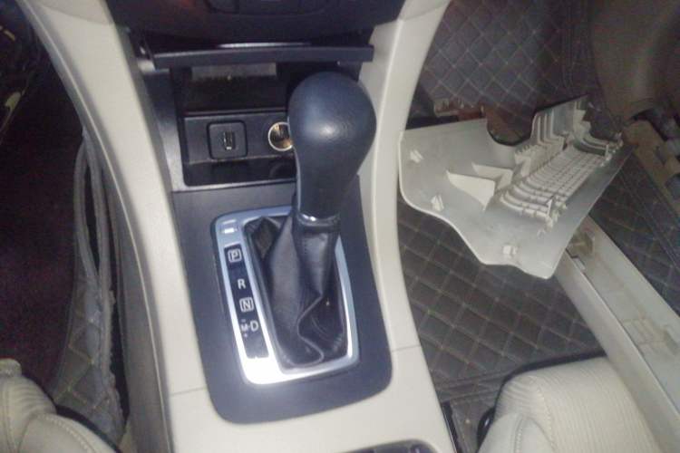 Used Suzuki Kizashi 2011 2.4L Two-Wheel Drive CVT Standard Edition Gear Lever