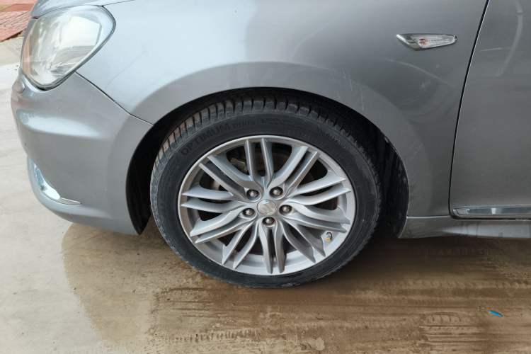 Used Suzuki Kizashi 2011 2.4L Two-Wheel Drive Sport with Navigation Left Front Wheel Hub