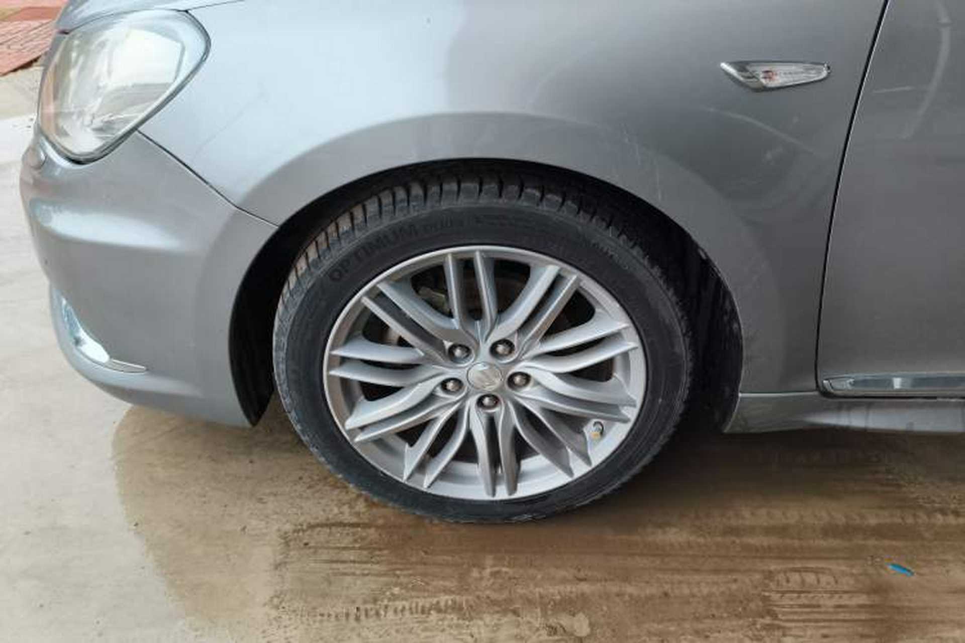 Used Suzuki Kizashi 2011 2.4L Two-Wheel Drive Sport with Navigation Left Front Wheel Hub