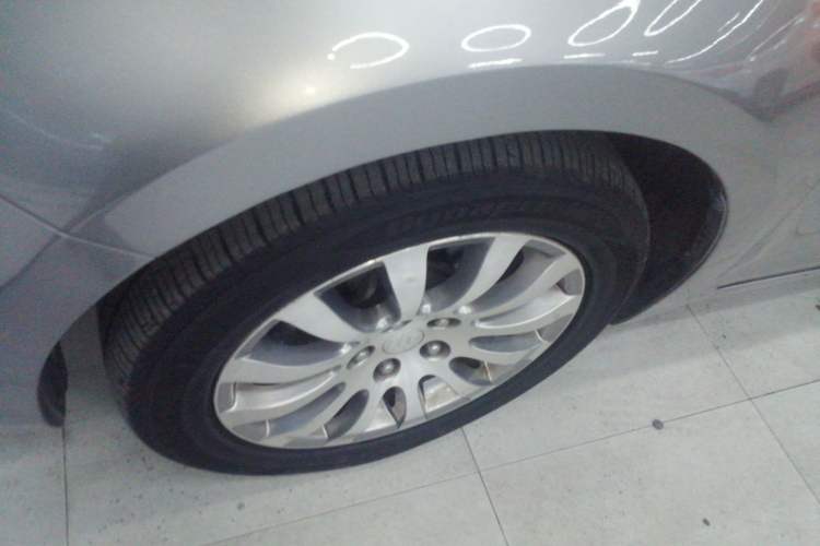 Used Suzuki Kizashi 2011 2.4L Two-Wheel Drive CVT Standard Edition Left Front Wheel Hub