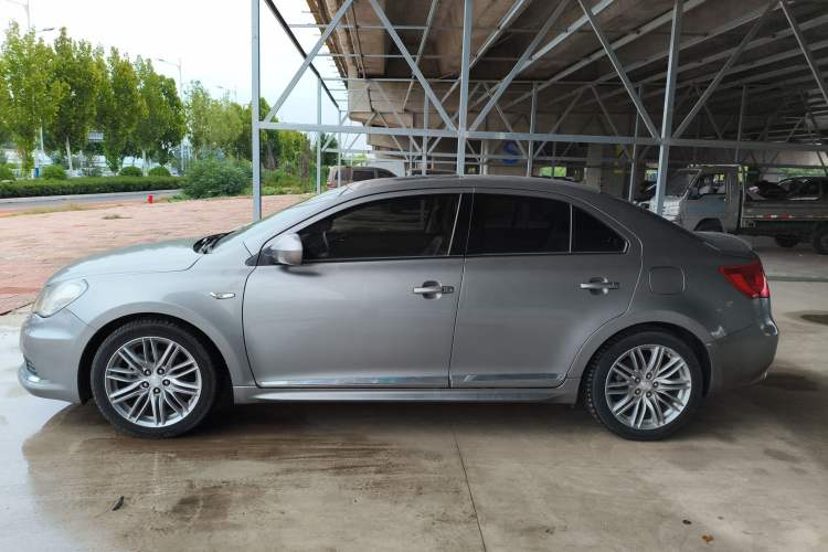 Used Suzuki Kizashi 2011 2.4L Two-Wheel Drive Sport with Navigation Left Side