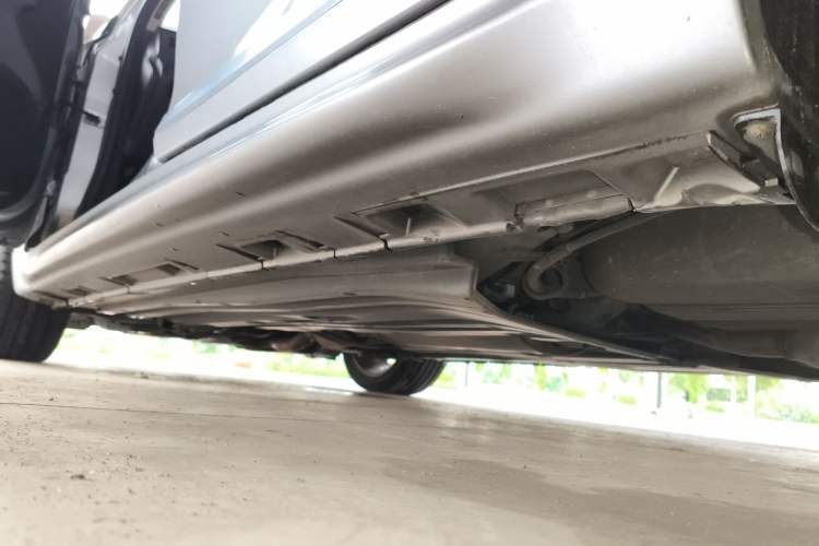 Used Suzuki Kizashi 2011 2.4L Two-Wheel Drive Sport with Navigation Left Side Sill