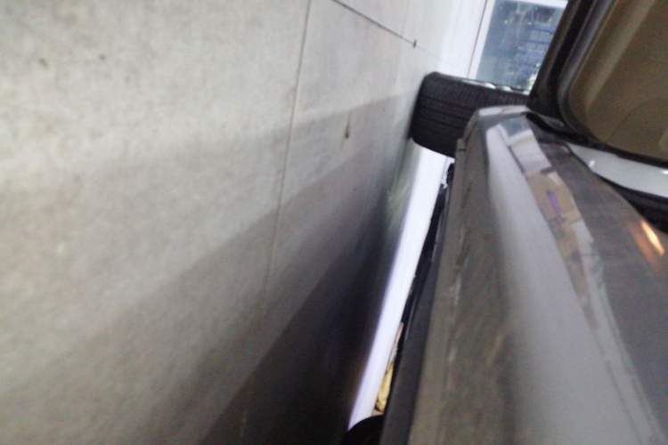 Used Suzuki Kizashi 2011 2.4L Two-Wheel Drive CVT Standard Edition Left Side Sill