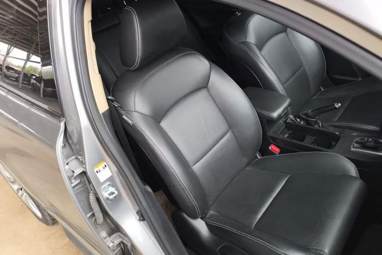 Used Suzuki Kizashi 2011 2.4L Two-Wheel Drive Sport with Navigation Right Front Seat