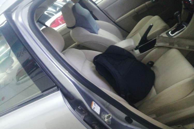Used Suzuki Kizashi 2011 2.4L Two-Wheel Drive CVT Standard Edition Right Front Seat