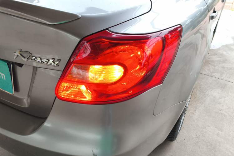 Used Suzuki Kizashi 2011 2.4L Two-Wheel Drive Sport with Navigation Right Rear Taillight