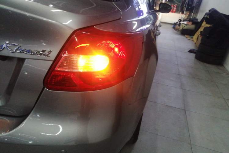 Used Suzuki Kizashi 2011 2.4L Two-Wheel Drive CVT Standard Edition Right Rear Taillight