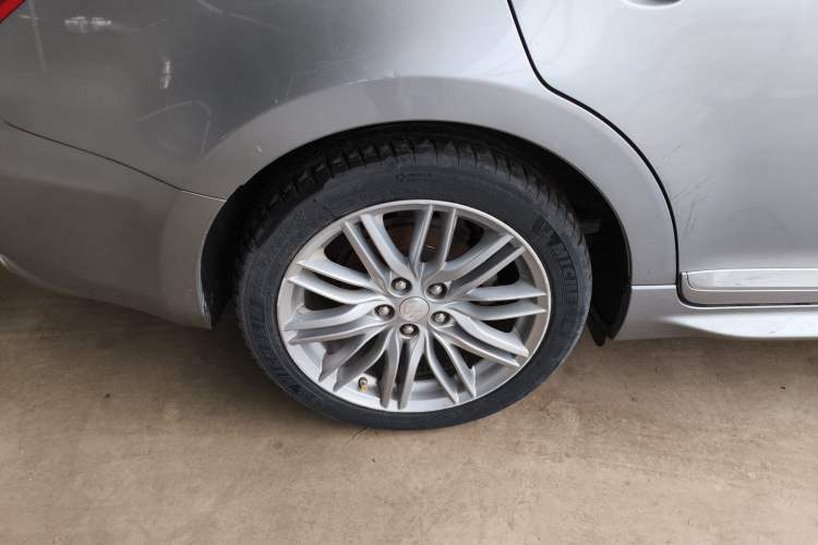 Used Suzuki Kizashi 2011 2.4L Two-Wheel Drive Sport with Navigation Right Rear Wheel Hub