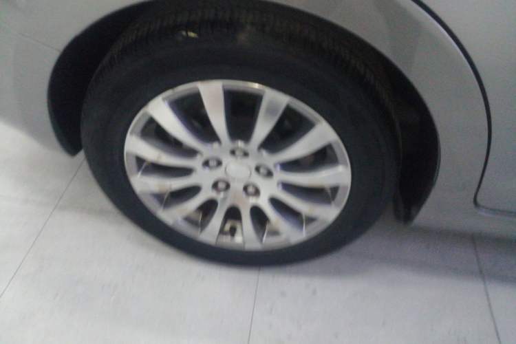 Used Suzuki Kizashi 2011 2.4L Two-Wheel Drive CVT Standard Edition Right Rear Wheel Hub