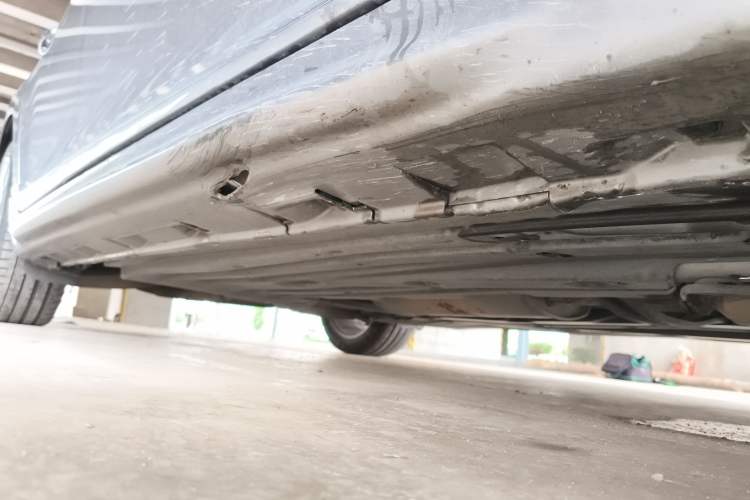 Used Suzuki Kizashi 2011 2.4L Two-Wheel Drive Sport with Navigation Right Side Sill