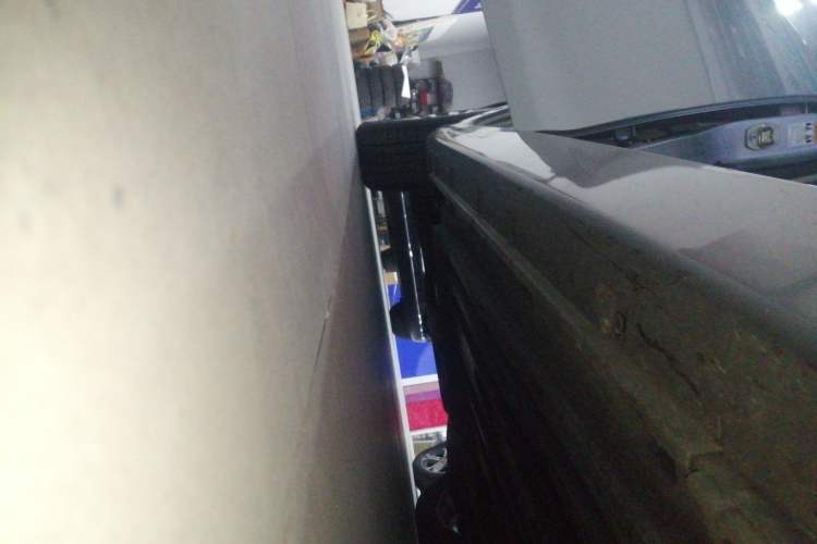 Used Suzuki Kizashi 2011 2.4L Two-Wheel Drive CVT Standard Edition Right Side Sill
