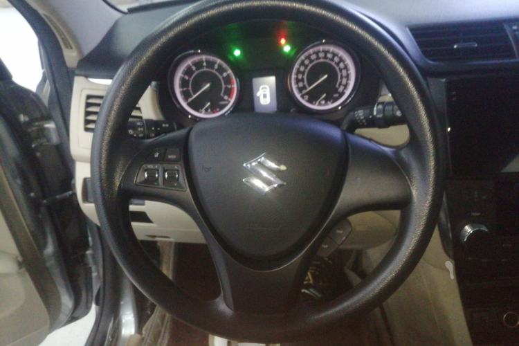 Used Suzuki Kizashi 2011 2.4L Two-Wheel Drive CVT Standard Edition Steering Wheel