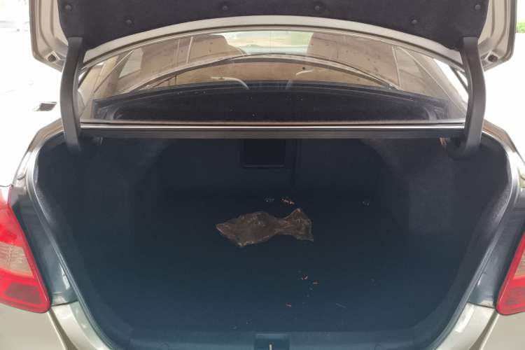 Used Suzuki Kizashi 2011 2.4L Two-Wheel Drive Sport with Navigation Trunk