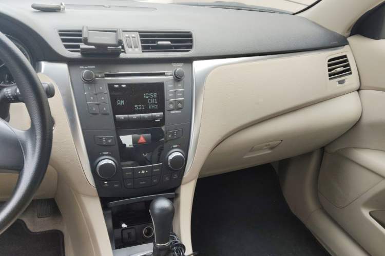 Used Suzuki Kizashi 2011 2.4L Two-Wheel Drive CVT Standard Edition Audio And AC Panel