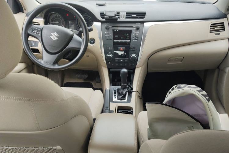 Used Suzuki Kizashi 2011 2.4L Two-Wheel Drive CVT Standard Edition Center Console