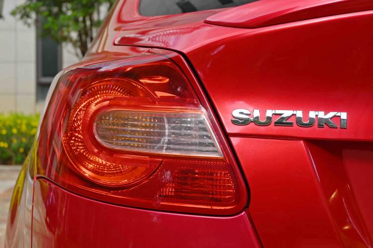 Used Suzuki Kizashi 2011 2.4L Two-Wheel Drive Sport with Navigation Exterior 10