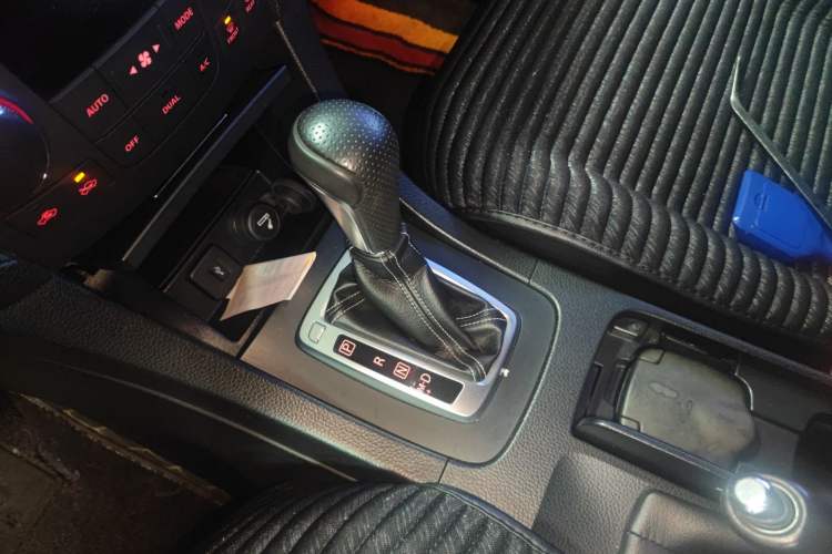 Used Suzuki Kizashi 2011 2.4L Two-Wheel Drive Sport with Navigation Gear Lever