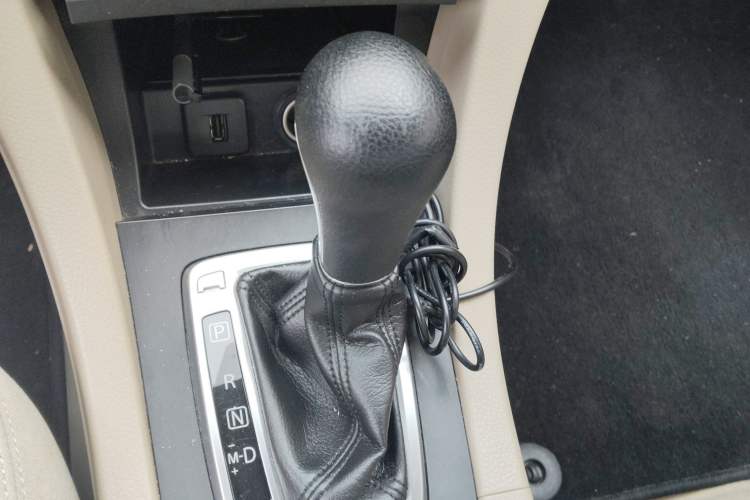Used Suzuki Kizashi 2011 2.4L Two-Wheel Drive CVT Standard Edition Gear Lever