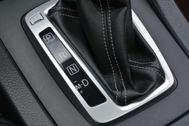Used Suzuki Kizashi 2011 2.4L Two-Wheel Drive Sport with Navigation Interior 1