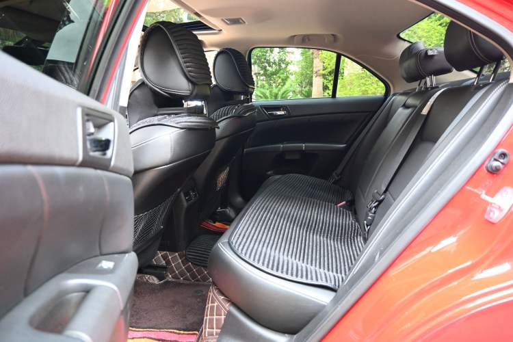 Used Suzuki Kizashi 2011 2.4L Two-Wheel Drive Sport with Navigation Interior 10
