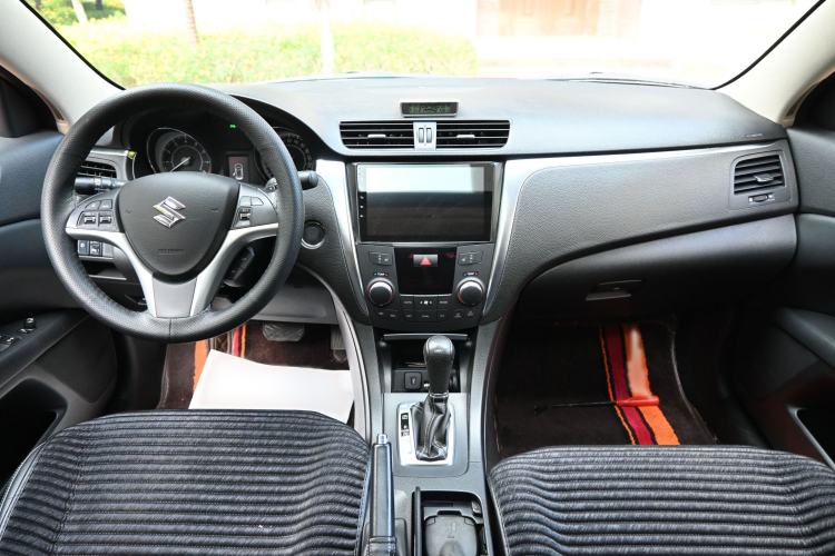 Used Suzuki Kizashi 2011 2.4L Two-Wheel Drive Sport with Navigation Interior 11